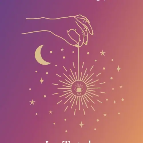 Illustration dorée d’une main tenant un pendentif œil rayonnant, lune et étoiles sur fond dégradé, texte « Consultation Astrologique » et « La Totale »